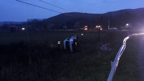 Grav accident în Cluj. Un microbuz cu 16 pasageri s-a răsturnat