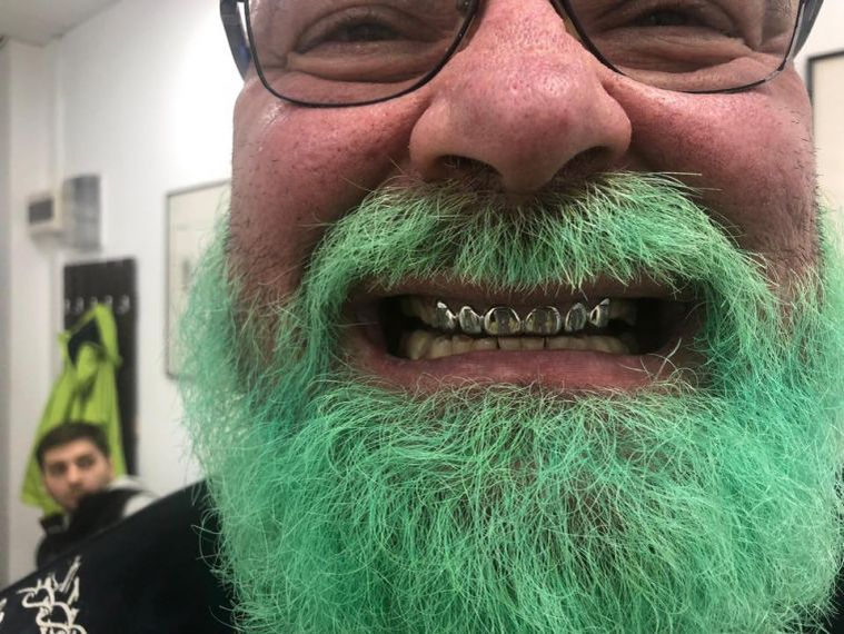 FOTO. Cum arată Sandu Lungu cu barba verde și fațete de metal. “Devin la ceea ce aș putea fi!”