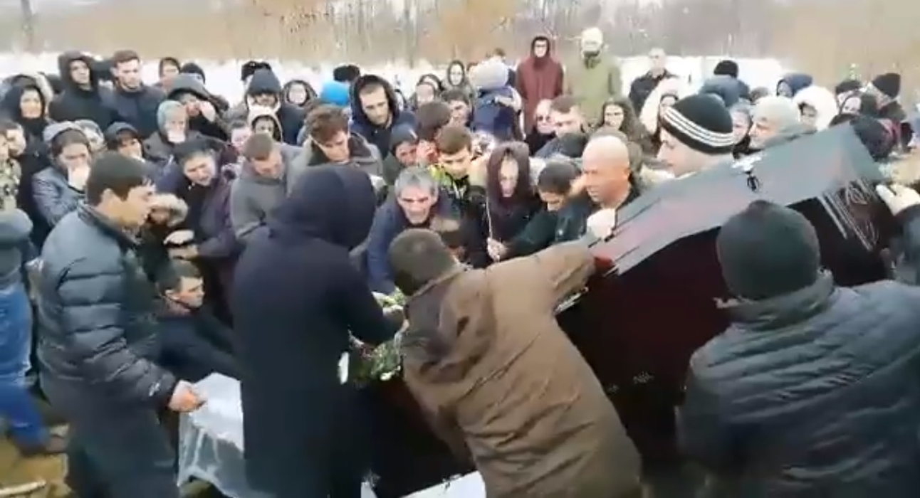 Imagini de la înmormântarea mamei din Timiș cu 18 copii! E cutremurător ce s-a întâmplat când au băgat-o pe Lidia în groapă. VIDEO