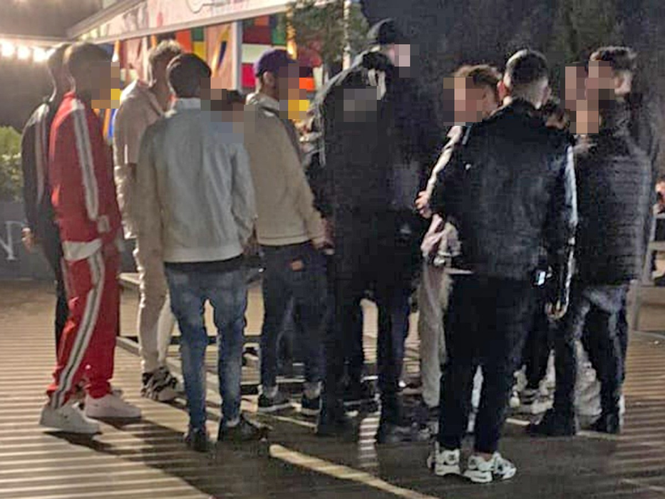 Interlopii, revoltați că au pierdut puterea în mall-ul din Titan (SURSA FOTO: CANCAN.RO)