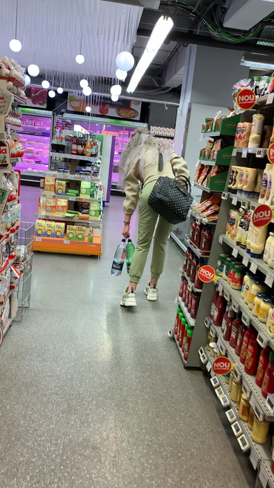 Bianca Drăgușanu a “defilat” la supermarket cu noul posterior “gonflat”