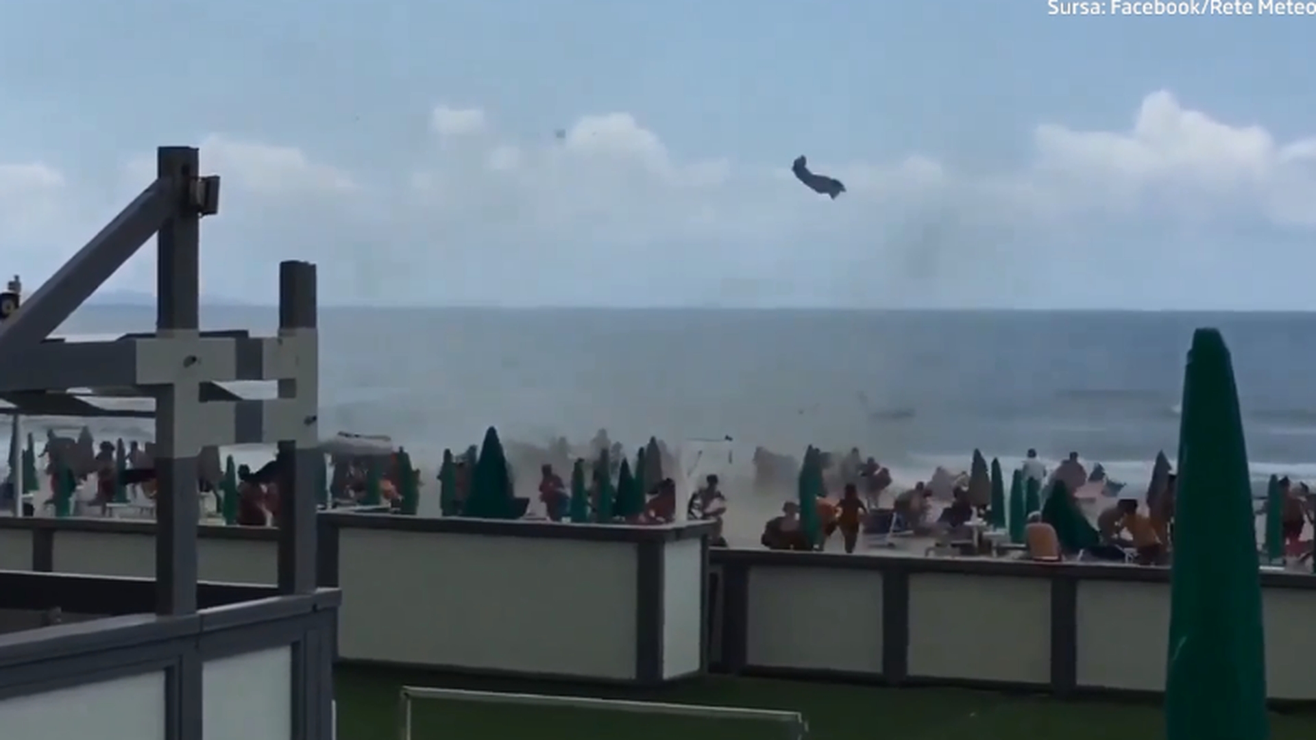 Panică pe o plajă din Italia! Turiștii au fost surprinși de o tornadă