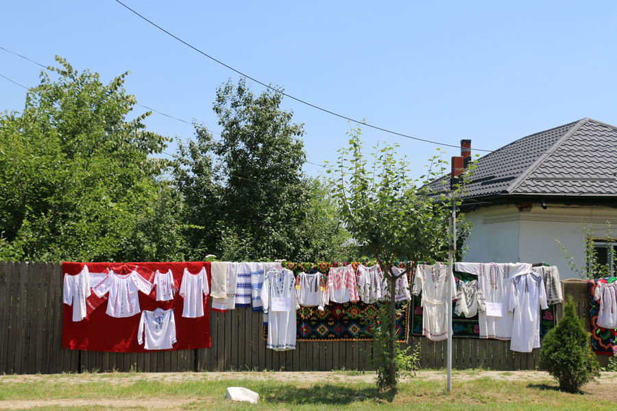 Iile sunt întinse pe garduri la Cezieni, să le poată admira toată lumea