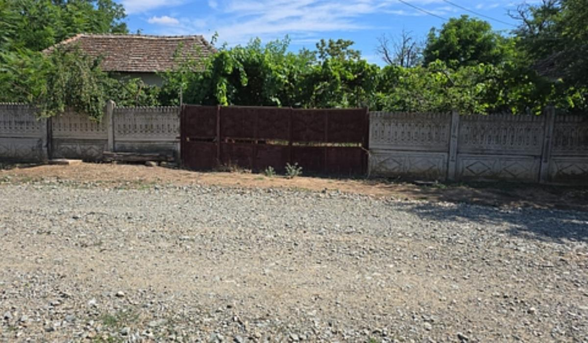 Două case și 1.500 mp de teren, la doar 56.200 de lei! Satul din România unde se vinde proprietatea