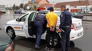 VIDEO O bandă de adolescenţi a furat 6.000 de lei în câteva secunde, dintr-un magazin din Arad. Vezi cum au fost prinşi