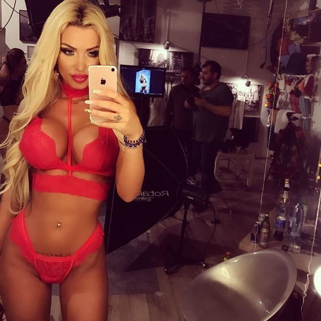 Vulgaritate maximă! Loredana Chivu s-a fotografiat goală pușcă în Săptămâna Mare