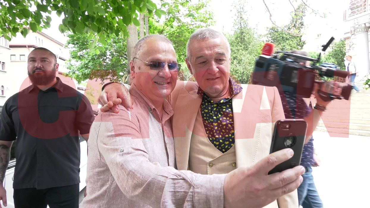 Gigi Becali nu a refuzat pozele cu admiratorii (Foto: CANCAN.RO)