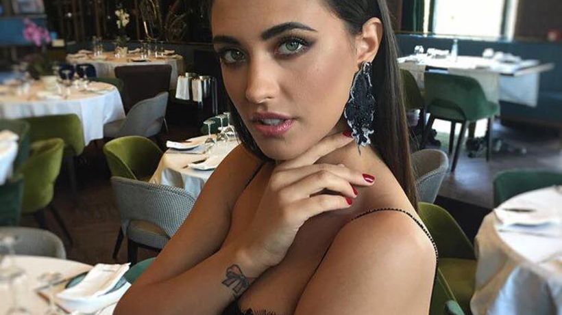 ANTONIA e incredibil de HOT! S-a pozat în lenjerie intimă şi şi-a ridicat maieul, iar apoi…