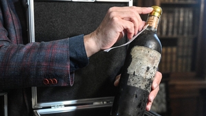 Vin francez vechi de peste 130 de ani, ascuns sub podeaua unui castel, readus la viață! Povestea incredibilă a unei comori uitate