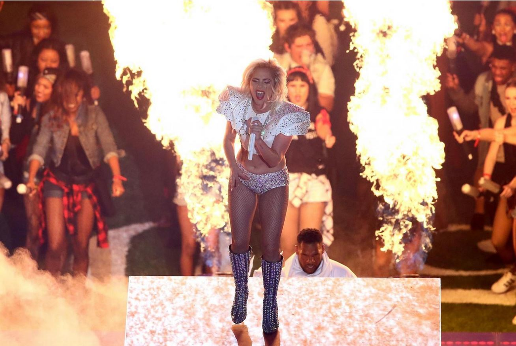 Celebra LADY GAGA a făcut un show de senzaţie la „Super Bowl“! Cântăreaţa a fost minute bune suspendată în aer doar de câteva corzi
