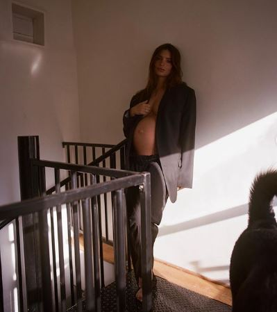 Emily Ratajkowski a născut și l-a prezentat lumii întregi pe bebeluș: “Sylvester Apollo Bear a venit în cea mai plină de iubire dimineața din viața mea”