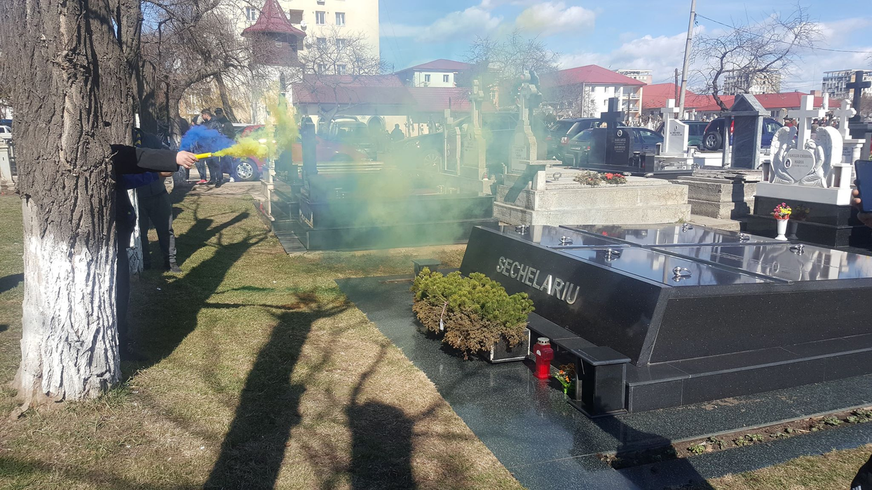 Fanii echipei de fotbal FCM Bacău au aprins fumigene galben-albastre la mormântul lui Sechelariu