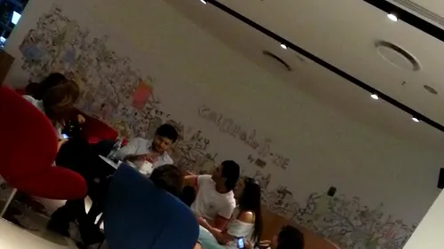 Daca Pepe se multumeste cu o femeie, Varciu abia se satura cu doua! Vezi in ce formula inedita au iesit la mall!