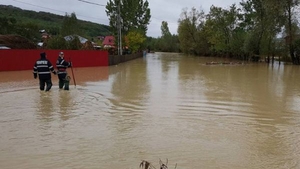 Codul portocaliu de inundaţii, prelungit pentru Prut! Ce se întâmplă cu mai multe râuri din Transilvania şi Banat