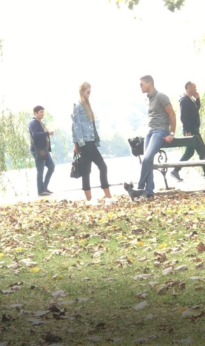 Boureanu şi iubita şi-au scos căţeluşul în parc