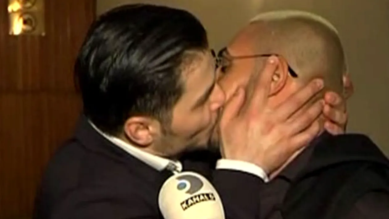 Ipostaza incredibila in care a fost surprins Liviu Varciu! Vedeta TV a sarutat un barbat la un eveniment monden