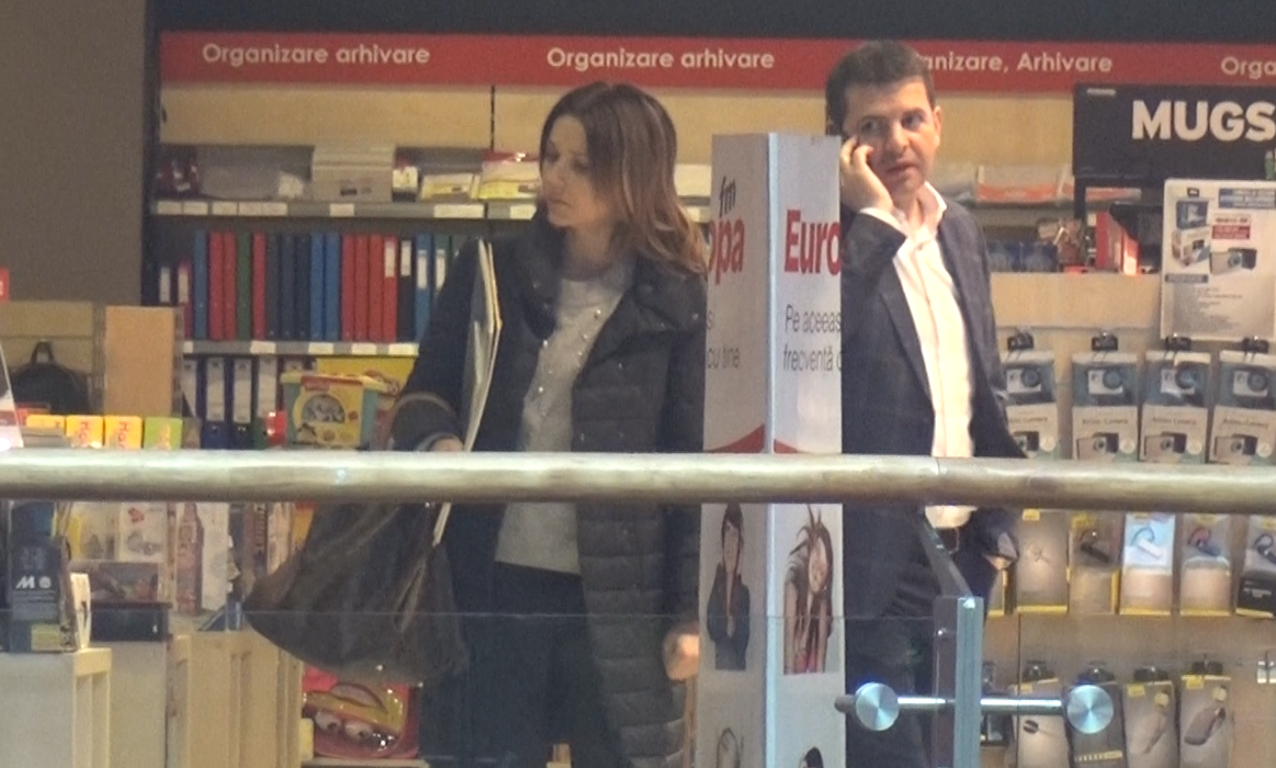 Politicianul este prins într-o discuţie la telefon