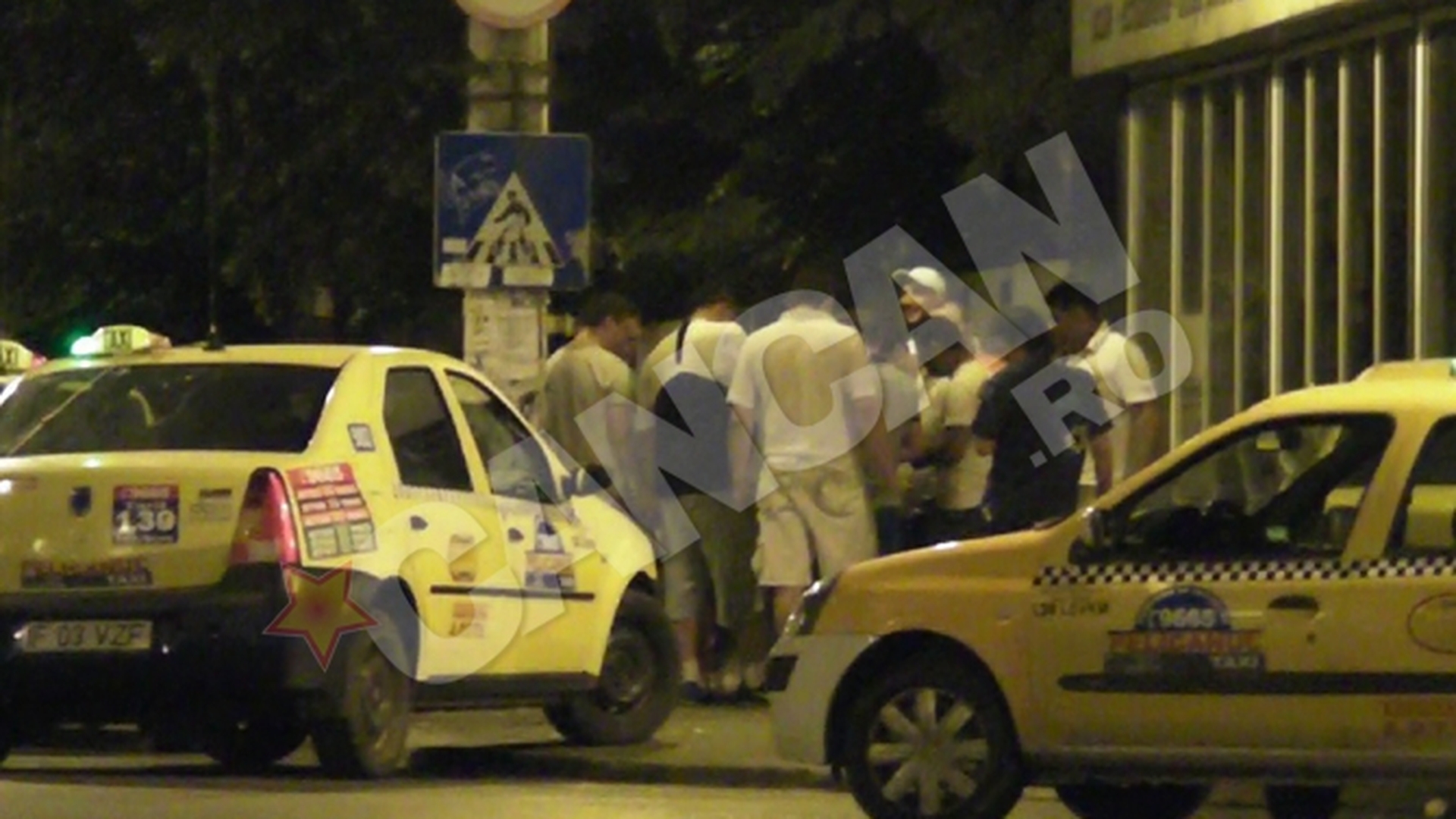 VIDEO "Pelicanii" se distreaza la barbut! Asa isi petrec noaptea taximetristii din Ilfov, in plina strada
