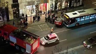 Accident în Capitală! Un autobuz STB și două mașini, implicate. Unul dintre vehicule, răsturnat