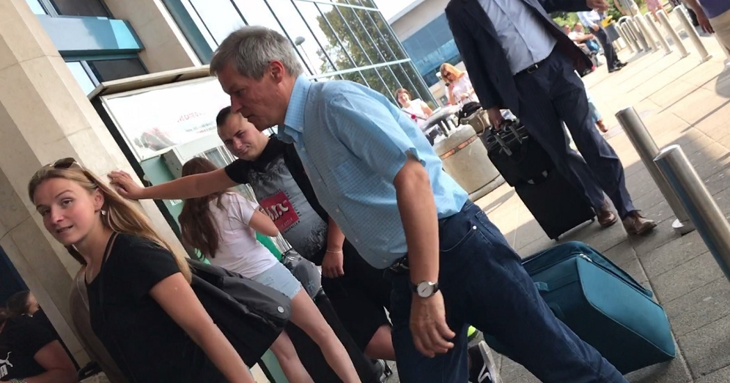 Puştoiaca şi Dacian Cioloş intră în Terminalul Plecări de pe Otopeni