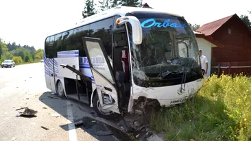 Accident grav la Cluj! Un autocar plin cu turisti a fost lovit puternic din spate de un autoturism