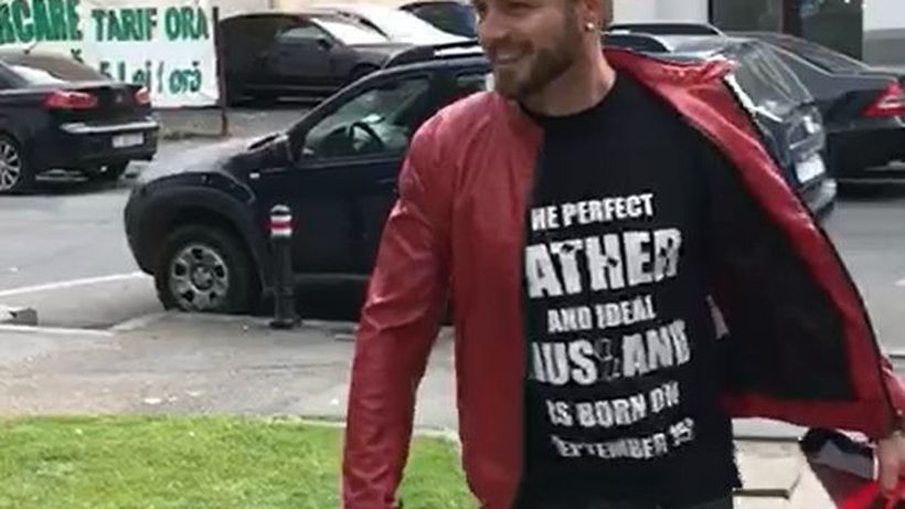 Tavi Clonda a ajuns la spital să-şi ia fetele acasă! Primele imagini de la maternitate cu fericita familie