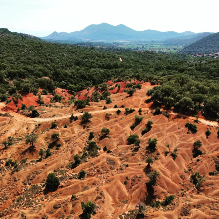 Paradisul secret din Grecia în care peisajele par desprinse de pe planeta Marte. Galerie Foto