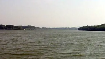 Nava de croaziera blocata intr-un banc de nisip pe malul bulgaresc al Dunarii