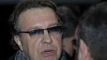 Are aproape 60 de ani, insa nu duce lipsa de admiratoare. Uite cum a fost apostat Cotabita de o tanata, chiar sub ochii iubitei