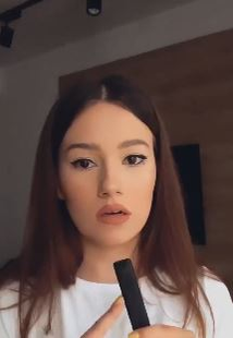 Mihaela Pantea, fană declarată a țigării electronice cu extract de canabis