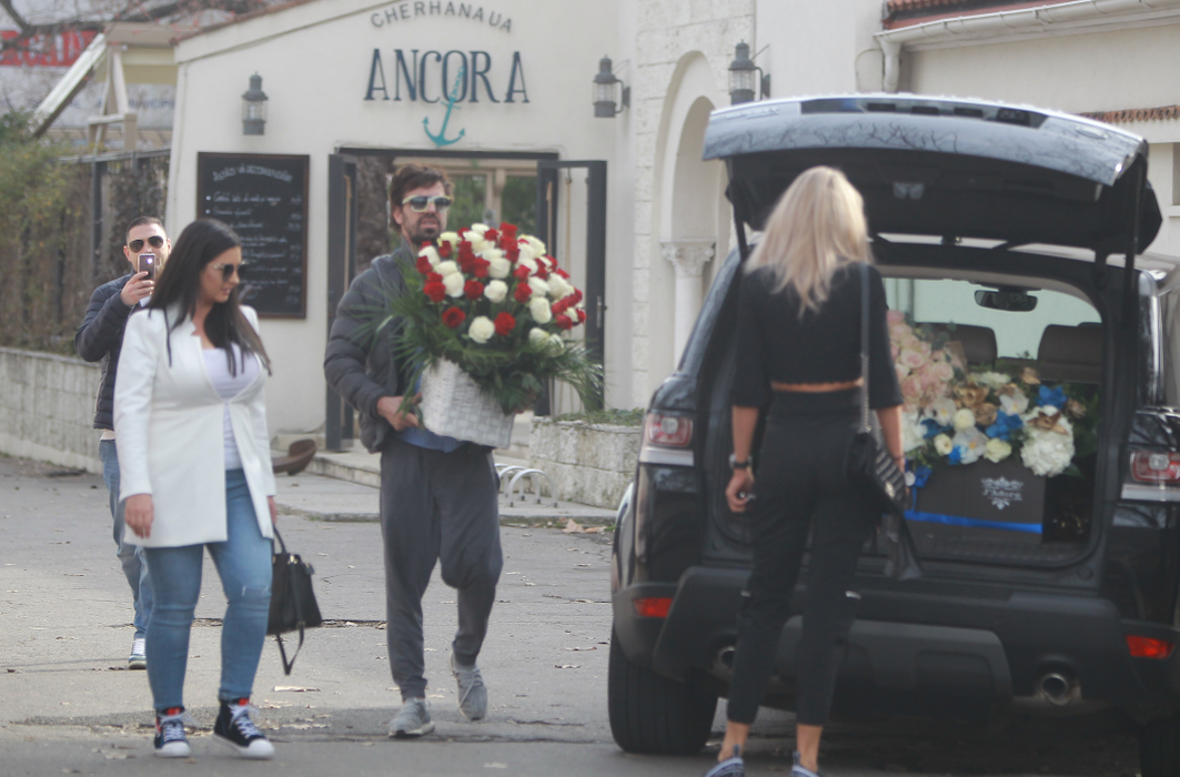 Tânărul a asaltat-o cu un imens buchet de trandafiri