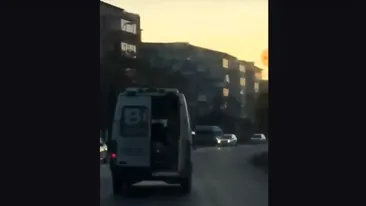 Un şofer de ambulanţă din Piatra Neamţ, filmat cum transporta un pacient cu uşile deschise