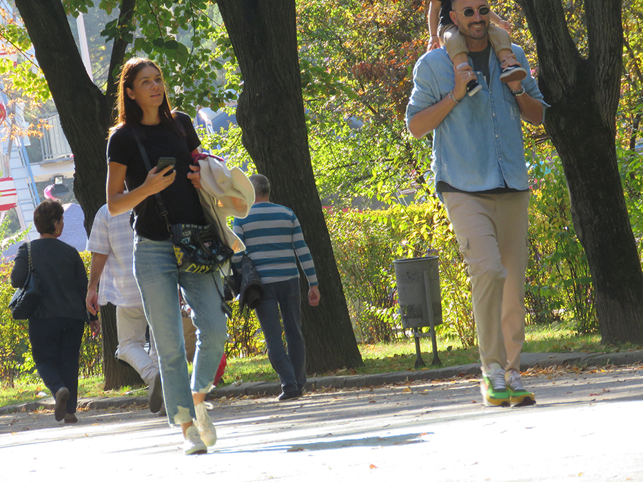 Andreea Mitu, iubitul francez și băiețelul lor, Adam, la o plimbare prin parc