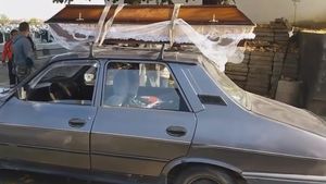 VIDEO / Scene care le-au dat fiori! Un bărbat a pus sicriul cu fratele mort pe plafonul maşinii şi a mers aşa pe străzi! Cum s-a încheiat plimbarea macabră