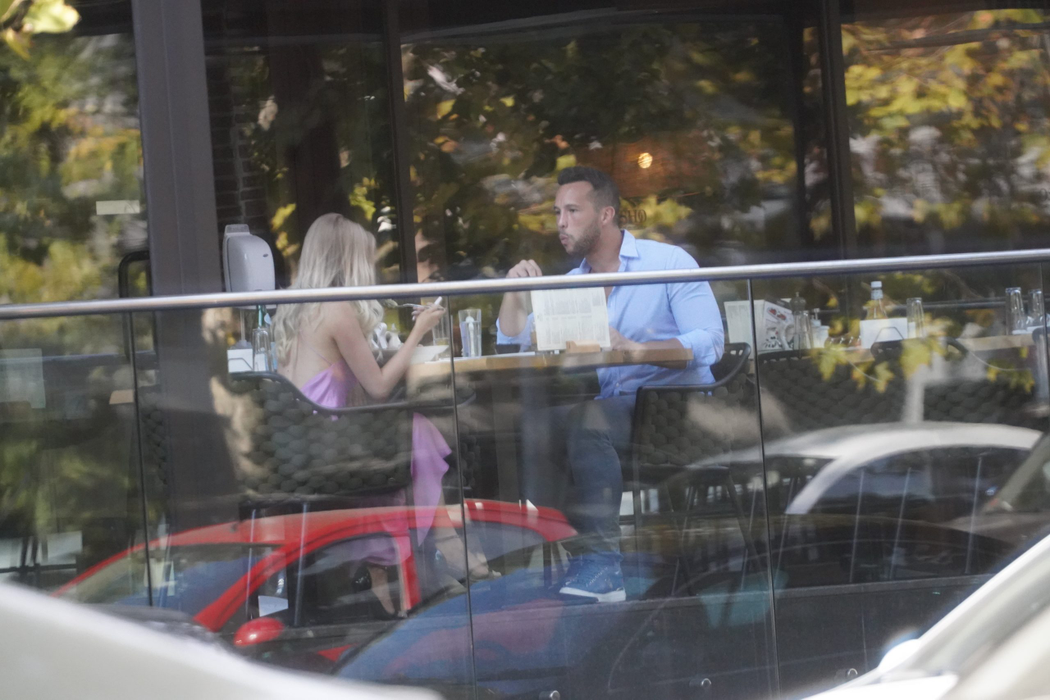 Tristan Tate și blonda misterioasă, la restaurant