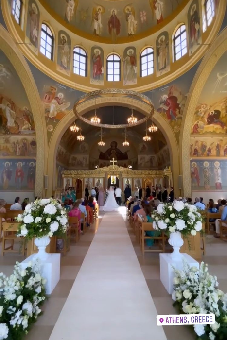 Bogdan Doicescu și Sabina Trandafir, în fața altarului
