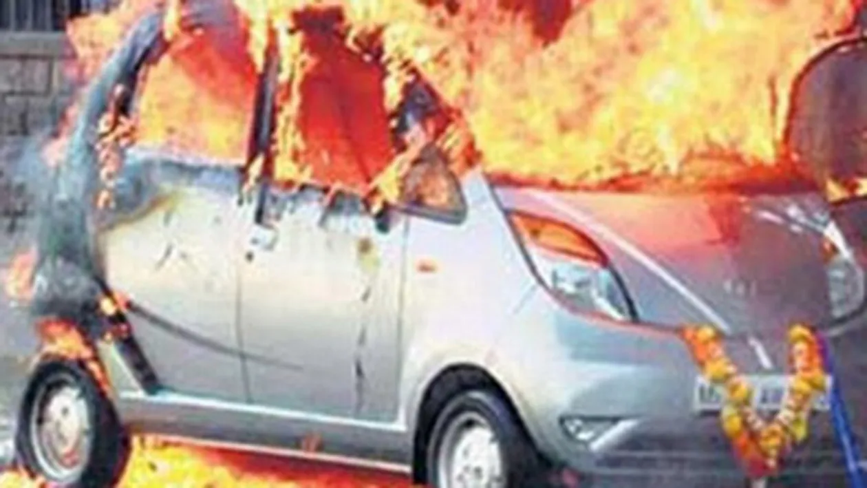Masinuta Tata Nano are un mare defect: ia foc din senin!