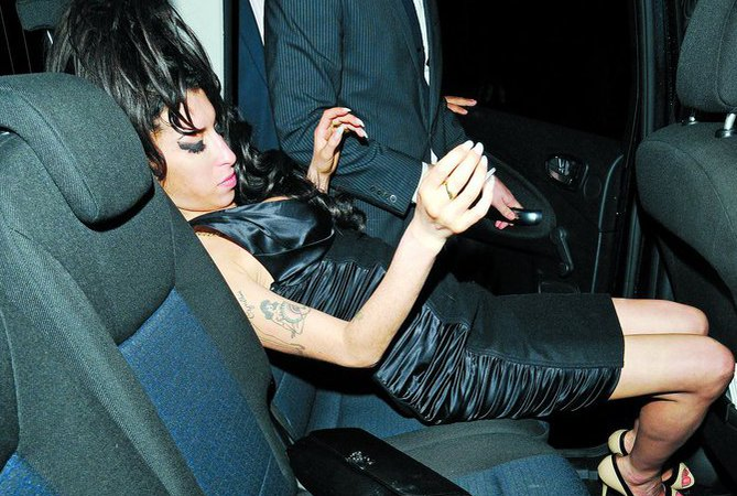 Amy Winehouse (26 de ani) abia s-a urcat in masina