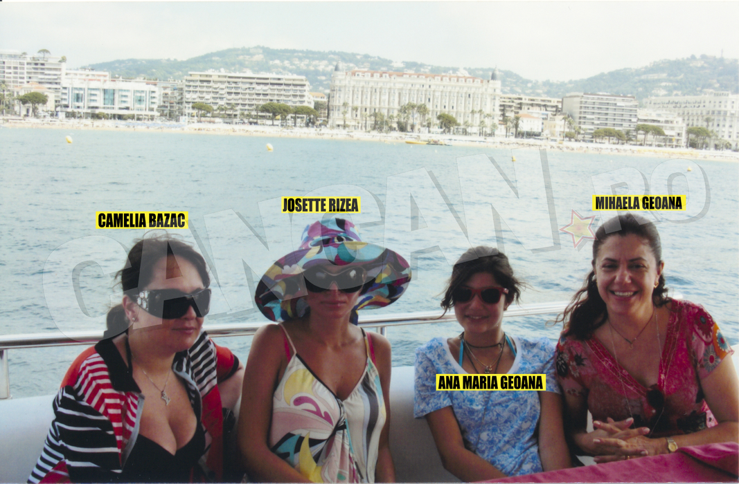Doamnele Bazac, Rizea şi Geoană + fiica celei de-a treia s-au fotografiat pe iaht, având în spate celebrele hoteluri Martinez şi Carlton de la Cannes
