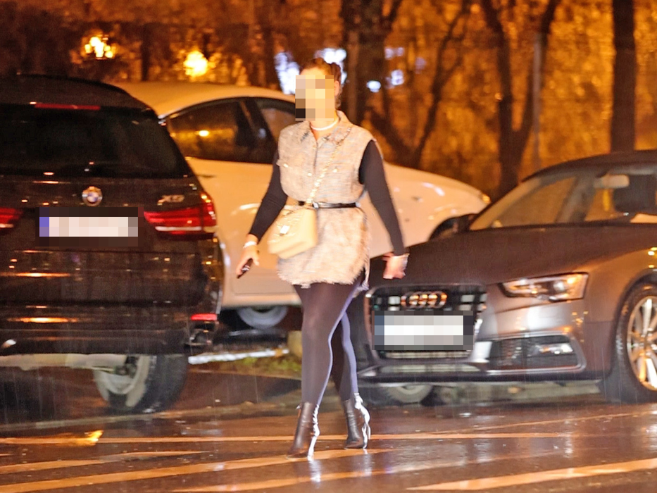 Tânăra pleacă singură cu taxiul (SURSA FOTO: CANCAN.RO)