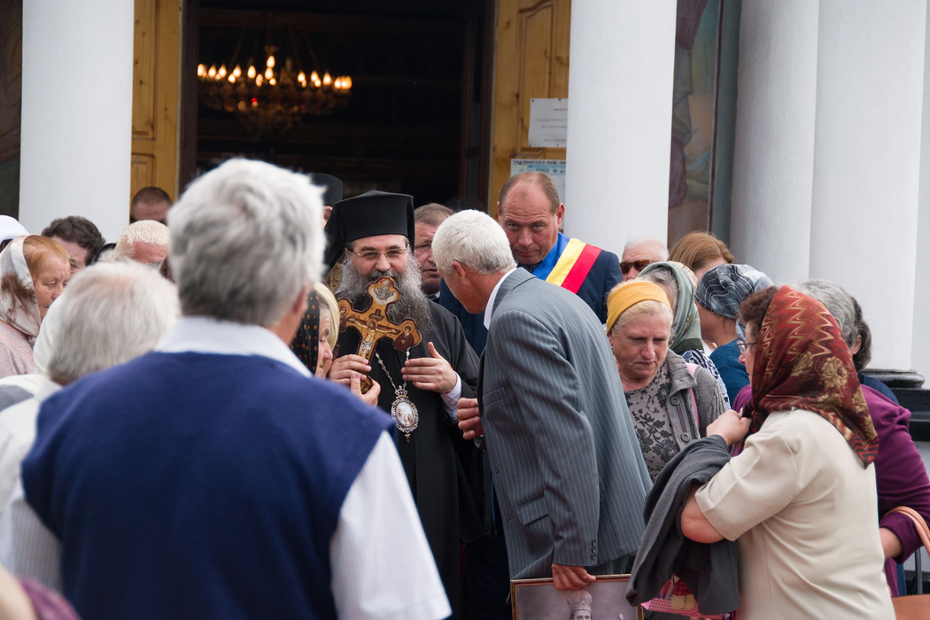 Episcopul Slatinei a pășit pe covor de petale de trandafir la Slătioara
