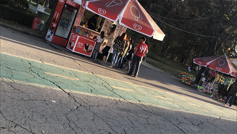 Mirel stă la coadă, în timp ce vorbește la telefon