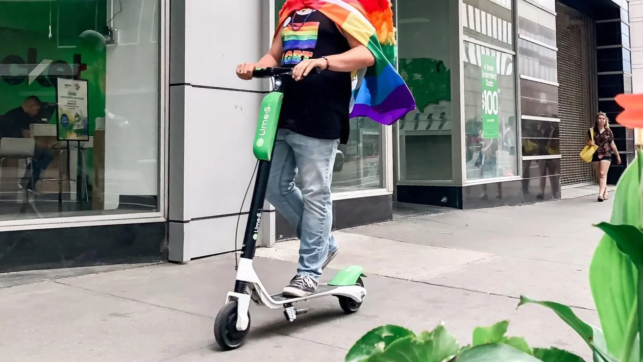 De-a râsu' plânsu'! A vrut să fure o trotinetă electrică, dar a căzut cu ea când încerca să fugă și a fost prins de oamenii legii