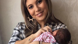 Imaginea care a înroşit butonul ”LIKE”! Sore a fost fotografiată într-o ipostază emoţionantă alături de micuţa ei