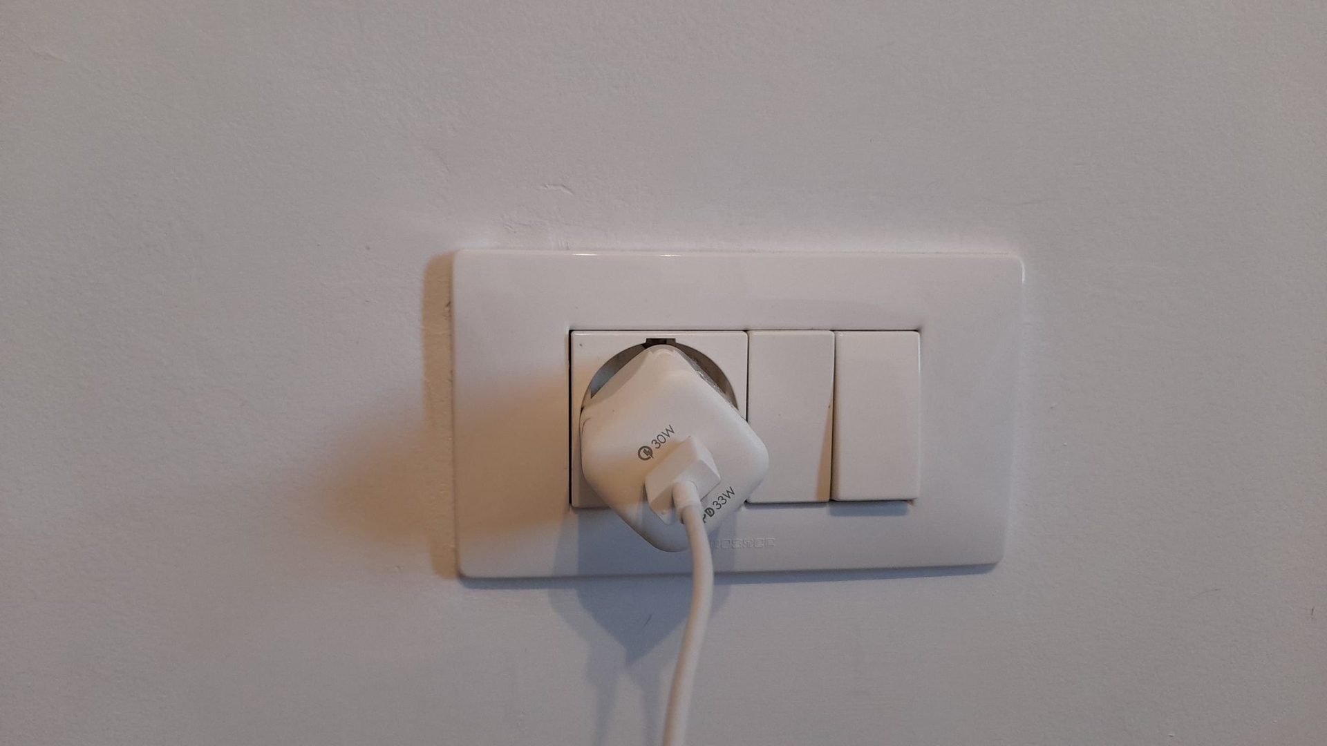 Aparatul din casă care consumă cât 80 de becuri economice. De 20 de ori mai mult decât un telefon mobil