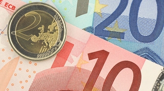 INCEPUTUL DEZASTRULUI! Cursul euro a atins un maxim istoric: 4,3257 lei!