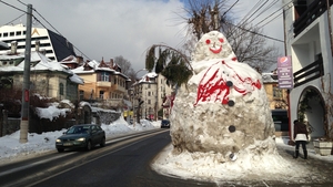 Ninsoarea înseamnă şi multă bucurie! La Sinaia, oamenii au făcut cel mai mare om de zăpadă din România!
