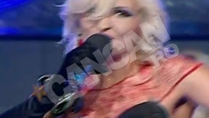 VIDEO Uite ce tinuta sexy are! O solista s-a vopsit pe corp si a cantat pe scena!
