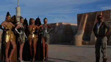 Botezatu le chinuie si mai mult pe fetele de la Next Top Model! Le-a imbracat cu rochii de 20 de kilograme!