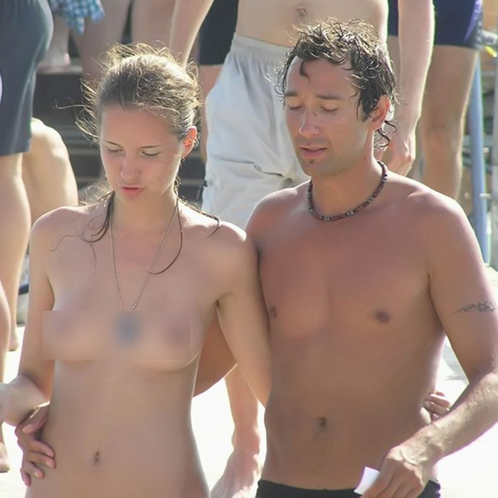 Desfrâu la mare! Aceste fete s-au îmbătat pe plajă și s-au dezbrăcat sub privirile tuturor